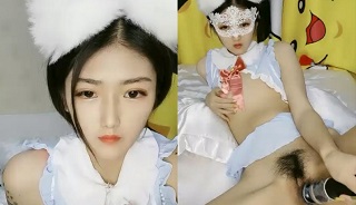 大眼清纯萌妹子私底下却超饥渴,穿上情趣装将大黑牛插入,体验震动高潮呻吟娇喘