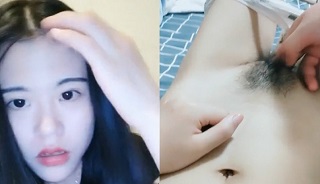 长发美女在网咖勾搭宅男到公厕当四脚兽,回家叫外卖还色诱外送小哥啪啪~