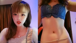 粉色小玩具已无法满足风骚小姐姐,大半夜诱惑按摩小哥用肉棒替她的骚穴按摩~