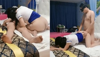 蒙面哥躺在床上享受制服大姐的口活服务,主动上位各种体位狂插大屁股叫的好骚