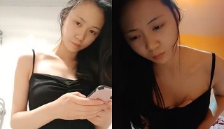 新进气质妹子看黄片自慰~露出黑森林中的湿地给大家看!