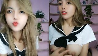 长相甜美青春嫩妹腰细胸大诱惑,撩起衣服露大白美乳非常诱人