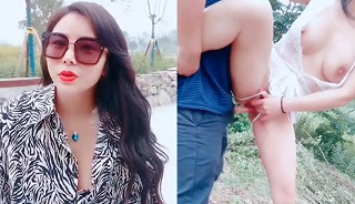 爆雪乳轻熟女诱惑来公园散步路人~口到正爽差点翻车,直接换地在马路上爆菊!
