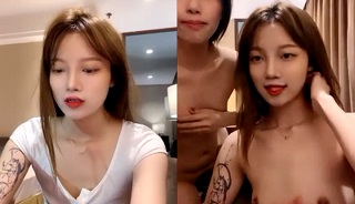 纹身美女带闺蜜一起玩~闺蜜掰开嫩穴震动棒塞入