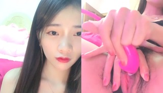 气质女神孤单在家,只好直播自慰陪网友