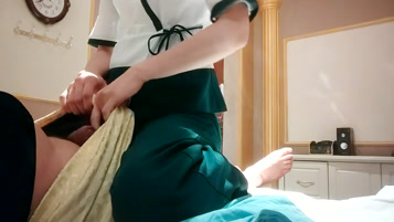 会所找女技师,骑在身上摸屌,扒下裤子磨蹭骚逼,硬了一下插入,翘起屁股爆操 【搞沐足】