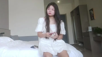 2000元网约19岁四川清纯可爱大学生,后入太紧搞得她操完看粉嫩肥逼有没被草坏