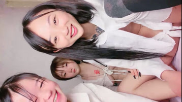 闪亮三姐妹全程露脸一起干大哥,年轻貌美无毛逼性感纹身娇嫩的小奶子,轮番上位激情草大哥