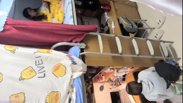 女大学生宿舍当着舍友的面偷偷自慰,真骚啊