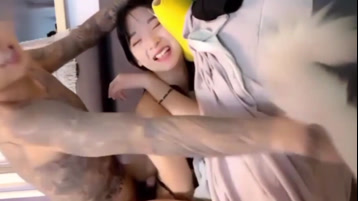 当着女友面操闺蜜,女友一会出来偷看一下,最后还内射帮忙递纸巾