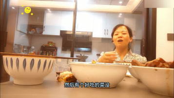 某银行副行长偷情下属老婆 在家中喝酒闲聊后果断抱入房间一番大战