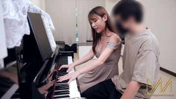优雅气质的钢琴老师,内心竟藏着淫荡、饥渴的灵魂,不止色诱小奶狗,还要求放进去抽插