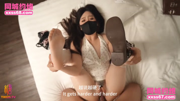 女友闺蜜白丝魅惑 精液射满菜菜丝足