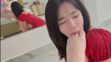 忍不住舔脚 史上最骚技师 本只是想简单按个摩 按着按着开始舔脚谁受得了 直接冲锋一插全是水